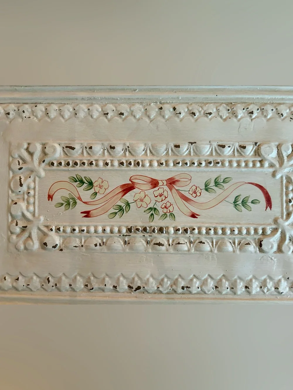 Vintage-Style Cream Decorative Wall Plaque with Painted Floral Ribbon